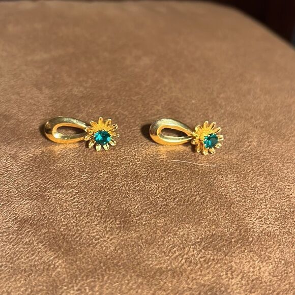 Vintage Avon May emerald birthstone pierced earrings. - Picture 8 of 8